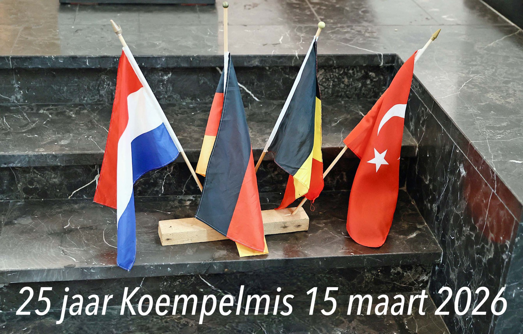 25-jaar-Koempelmis-vlaggen